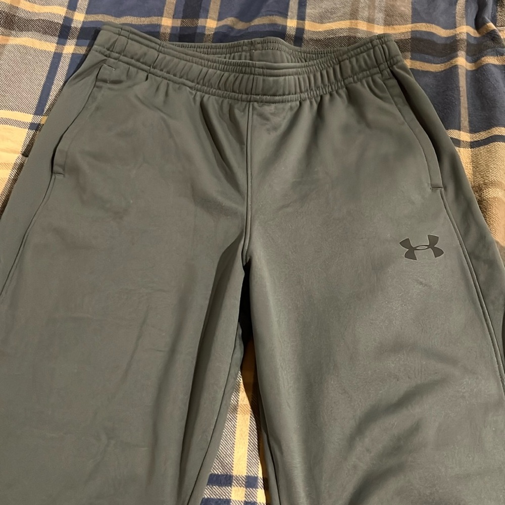 Under Armour youth XL loose sweatpants in great condition